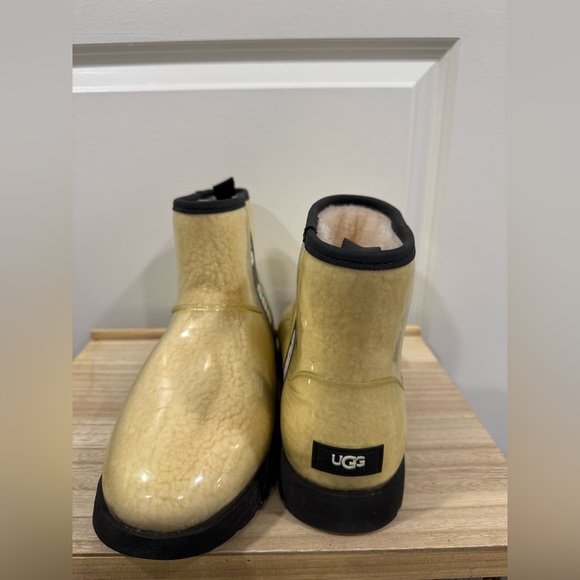 UGG Women’s Waterproof Ankle Boots Shearling Lined Clear Size 11 - Picture 2 of 8
